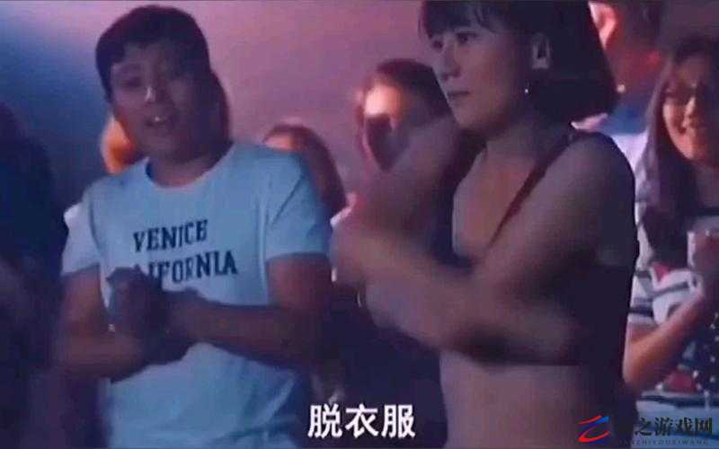 美女脱衣露尿孔：窥探隐私的视觉冲击