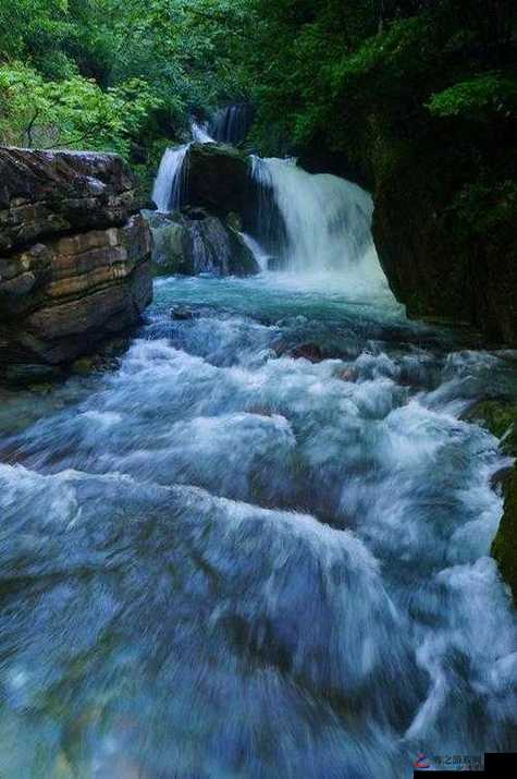 两峰夹小溪的奇景：地湿又无泥，感受自然之美